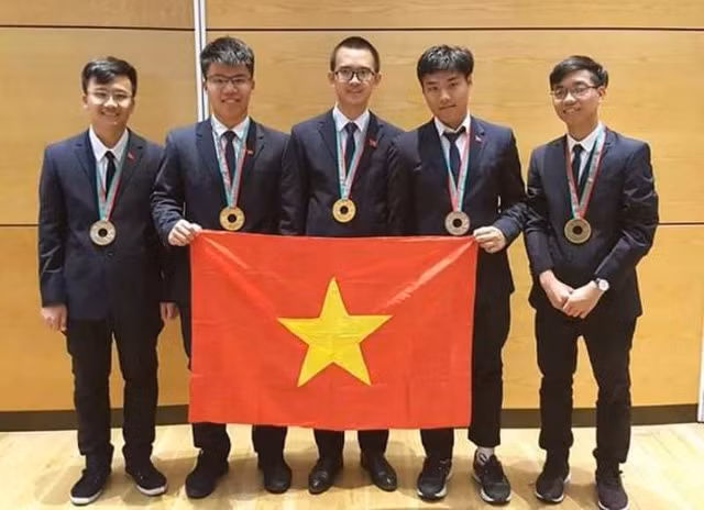 Em Nguyễn Ngọc Long (đứng thứ hai từ phía bên trái sang) cùng một số thí sinh khác đoạt Huy chương Olympic Vật lí quốc tế 2018 . Ảnh: Ban tổ chức cung cấp.