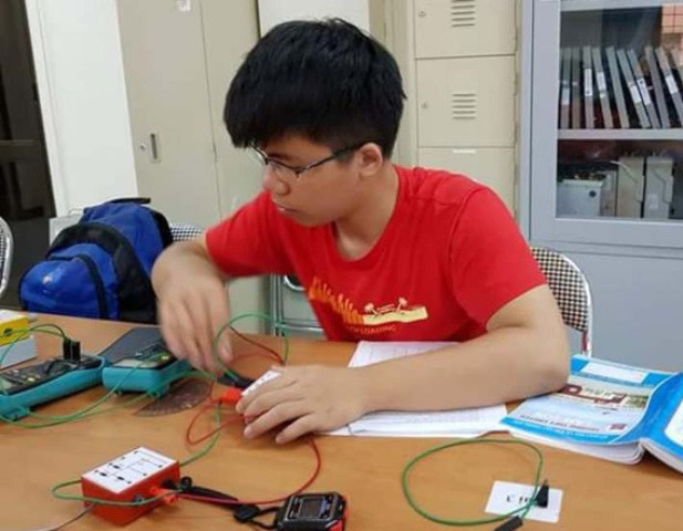 Nguyễn Ngọc Long được phát hiện là một học sinh giỏi nhất lớp từ năm lớp 10, nam sinh có đức tính tự học rất tốt. Ảnh: Minh Lê. Nguyễn Ngọc Long được phát hiện là một học sinh giỏi nhất lớp từ năm lớp 10, nam sinh có đức tính tự học rất tốt. Ảnh: Minh Lê.