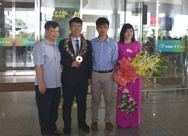 Thành tích của nam sinh Nguyễn Ngọc Long không thể thiếu một phần sự ủng hộ của gia đình, thầy cô và bạn bè. Ảnh: Minh Lê. Thành tích của nam sinh Nguyễn Ngọc Long không thể thiếu một phần sự ủng hộ của gia đình, thầy cô và bạn bè. Ảnh: Minh Lê.