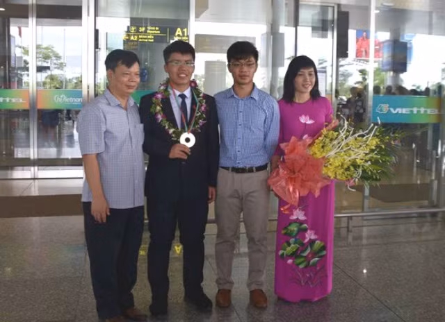 Thành tích của nam sinh Nguyễn Ngọc Long không thể thiếu một phần sự ủng hộ của gia đình, thầy cô và bạn bè. Ảnh: Minh Lê.