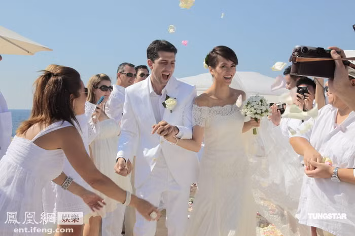 Bạn bè chúc mừng cô dâu, chú rể trong ngày trọng đại Bạn bè chúc mừng cô dâu, chú rể trong ngày trọng đại