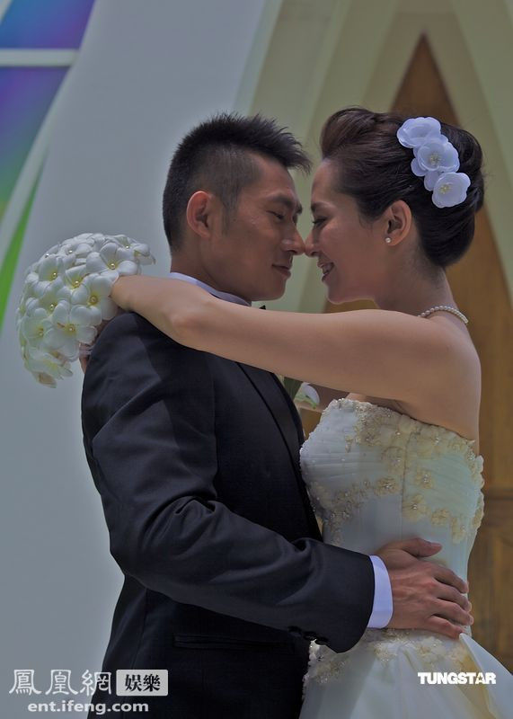 Người đẹp chia sẻ, đám cưới ở đảo Guam là mơ ước của cô. Suốt buổi lễ, cô dâu xúc động đến rơi nước mắt trong vòng tay của chú rể. Người đẹp chia sẻ, đám cưới ở đảo Guam là mơ ước của cô. Suốt buổi lễ, cô dâu xúc động đến rơi nước mắt trong vòng tay của chú rể.