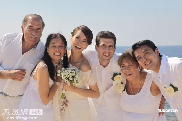 Tân lang, tân nương chụp ảnh với bố mẹ hai bên Tân lang, tân nương chụp ảnh với bố mẹ hai bên