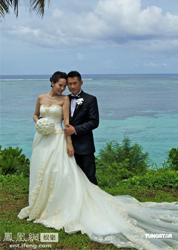 Hôn lễ được diễn ra tại một nhà thờ ở đảo Guam, Mỹ. Hôn lễ được diễn ra tại một nhà thờ ở đảo Guam, Mỹ.