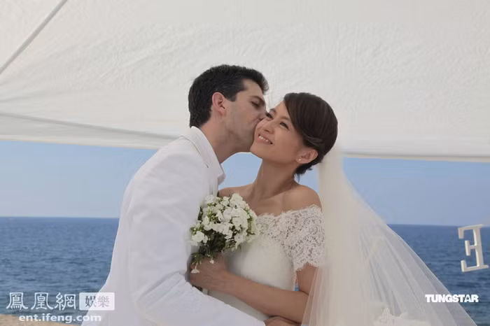 Sau đám cưới, Lượng Vịnh Kỳ sẽ ở lại Barcelona với chồng vì chồng cô hiện đang làm việc tại một công ty lớn ở Barcelona nên anh không thể tới định cư tại Hồng Kông. Sau đám cưới, Lượng Vịnh Kỳ sẽ ở lại Barcelona với chồng vì chồng cô hiện đang làm việc tại một công ty lớn ở Barcelona nên anh không thể tới định cư tại Hồng Kông.