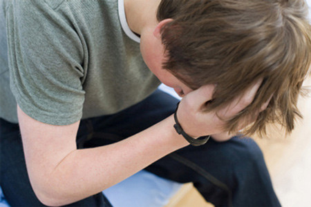 Vì tò mò "của lạ" nhưng thiếu hiểu biết nhất định nên nhiều nam sinh dính bệnh mà không hay biết. Vì tò mò "của lạ" nhưng thiếu hiểu biết nhất định nên nhiều nam sinh dính bệnh mà không hay biết.