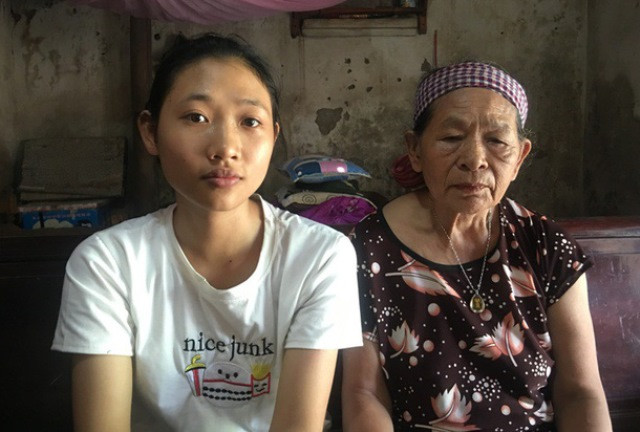 Mồ côi bố mẹ từ nhỏ, Hoa cùng chị gái và bà nội phải nương tựa vào nhau để sống. Ảnh: Nhân Minh. Mồ côi bố mẹ từ nhỏ, Hoa cùng chị gái và bà nội phải nương tựa vào nhau để sống. Ảnh: Nhân Minh.