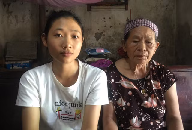 Mồ côi bố mẹ từ nhỏ, Hoa cùng chị gái và bà nội phải nương tựa vào nhau để sống. Ảnh: Nhân Minh. Mồ côi bố mẹ từ nhỏ, Hoa cùng chị gái và bà nội phải nương tựa vào nhau để sống. Ảnh: Nhân Minh.