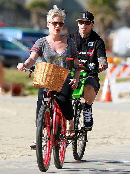 Pink ăn mặc trễ nải thảnh thơi cùng chồng đạp xe tại bãi biển Venice