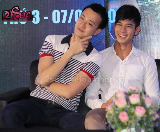 Lương Mạnh Hải tạo dáng "nhí nhố" bên cạnh Hồ Vĩnh Khoa trong buổi giao lưu với khán giả về bộ phim Hot Boy nổi loạn (Theo 2Sao) Lương Mạnh Hải tạo dáng "nhí nhố" bên cạnh Hồ Vĩnh Khoa trong buổi giao lưu với khán giả về bộ phim Hot Boy nổi loạn (Theo 2Sao)