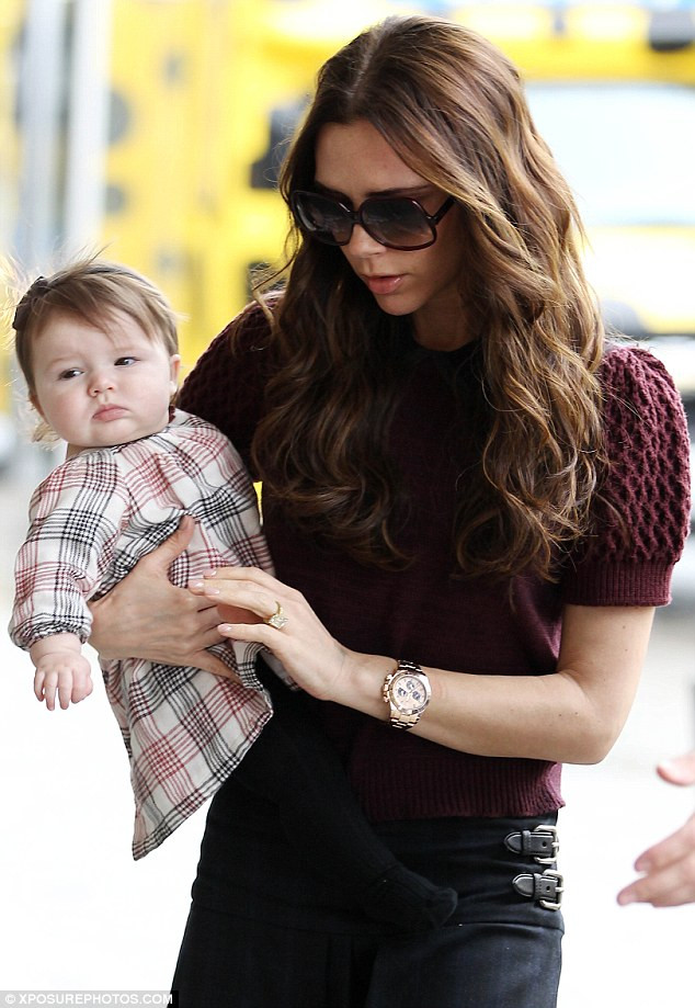 Trên đường cùng mẹ đến Tuần lễ thời trang NY, cô con gái cưng Harper Seven của cặp đôi Vic - Beck trông cực kỳ sành điệu khi mặc chính mẫu thiết kế của mẹ mình. Trên đường cùng mẹ đến Tuần lễ thời trang NY, cô con gái cưng Harper Seven của cặp đôi Vic - Beck trông cực kỳ sành điệu khi mặc chính mẫu thiết kế của mẹ mình.