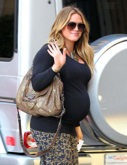 Bà bầu Hilary Duff trông dáng đã rất khệ nệ khi ngày ngày phải "vác chum" ra đường. Nhưng cô nàng vẫn không quên "pose" hình thân thiện với các tay săn ảnh