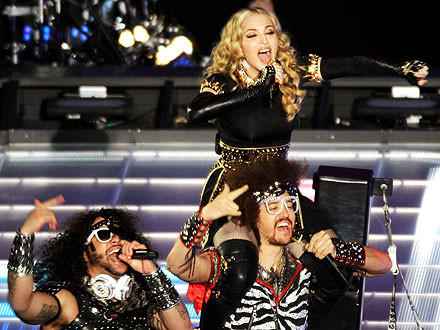 Madonna không ngại "đè đầu cưỡi cổ" vũ công trong đêm diễn Super Bowl mới nhất khi đã quá "phiêu". Madonna không ngại "đè đầu cưỡi cổ" vũ công trong đêm diễn Super Bowl mới nhất khi đã quá "phiêu".