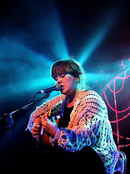 Adele năm 2007 trông còn béo hơn hiện tại rất nhiều lần. Adele năm 2007 trông còn béo hơn hiện tại rất nhiều lần.