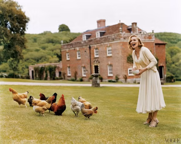 Mới đây, tạp chí thời trang hàng đầu thế giới Vogue đã có bài tổng hợp những bức ảnh của Madonna qua nhiều thời kỳ đăng trên tạp chí này. Trong đó, bức ảnh được nhiều người nhớ nhất ghi lại cảnh nữ danh ca này đang thảnh thơi cho gà ăn. Hình ảnh được đăng vào tháng 08/2005