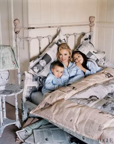 Khoảnh khắc ngọt ngào bên hai con khiến Madonna trông thật dịu dàng