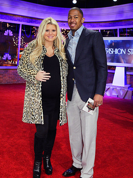 Bà bầu sắp "vỡ chum" Jessica Simpson sánh vai cùng bạn thân Nick Cannon tại thảm đỏ show diễn Super Bowl tại bang Indiana. Trông cô xấu hơn rất nhiều so với thời còn son trẻ.