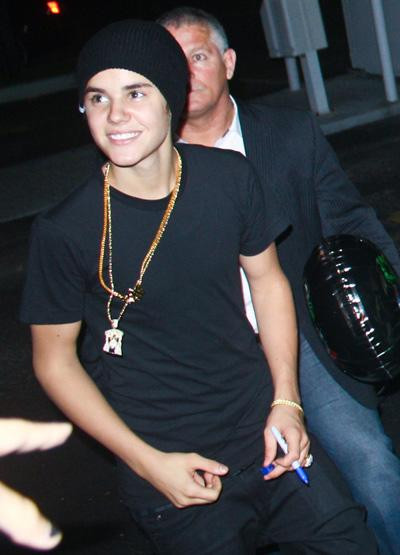Justin Bieber cuối cùng đã lộ diện để ký tặng fan bên ngoài phòng thu khi có nhiều người đã cắm trại ở đây hai ngày chỉ để mong được nhìn cậu thoáng qua