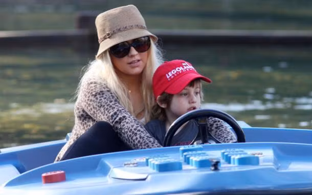 Trong khi vui chơi cùng cậu con trai đáng yêu Max Lỉon, Christina Aguilera nhớ đến cha mình và nói có lẽ giờ là lúc để cô đoàn tụ với người cha đã 20 năm không gặp
