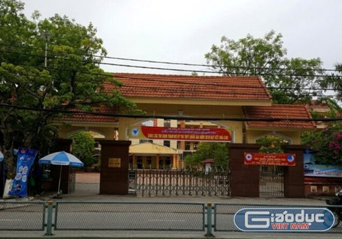 Trường Trung học phổ thông Lê Qúy Đôn, TP. Thái Bình, tỉnh Thái Bình được xem là ngôi trường có bề dày truyền thống học tập. Tuy nhiên lãnh đạo nhà trường không nghiêm túc trong việc điều hành, lãnh đạo đã để xảy ra tình trạng sai phạm tràn lan, gây bức xúc (ảnh HC) Trường Trung học phổ thông Lê Qúy Đôn, TP. Thái Bình, tỉnh Thái Bình được xem là ngôi trường có bề dày truyền thống học tập. Tuy nhiên lãnh đạo nhà trường không nghiêm túc trong việc điều hành, lãnh đạo đã để xảy ra tình trạng sai phạm tràn lan, gây bức xúc (ảnh HC)