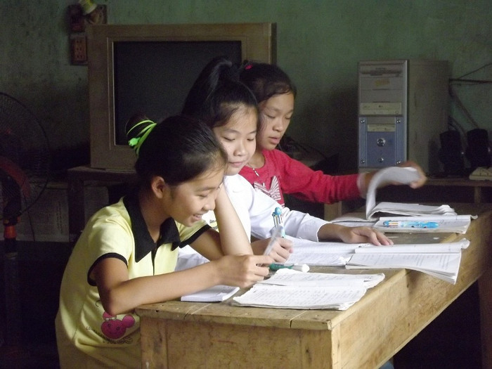 Các cháu nhỏ rất thích đến học tại nhà ông giáo Hà Văn Đồng bởi sự tận tụy, chỉ bảo cho các cháu học hành đến nơi, đến chốn (ảnh Thanh Bình) Các cháu nhỏ rất thích đến học tại nhà ông giáo Hà Văn Đồng bởi sự tận tụy, chỉ bảo cho các cháu học hành đến nơi, đến chốn (ảnh Thanh Bình)