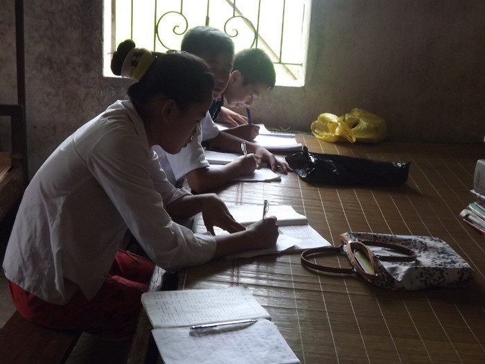 Chiếc giường của gia đình ông Hà Văn Đồng cũng thành nơi học tập của các cháu nhỏ trong làng (ảnh Thanh Bình) Chiếc giường của gia đình ông Hà Văn Đồng cũng thành nơi học tập của các cháu nhỏ trong làng (ảnh Thanh Bình)