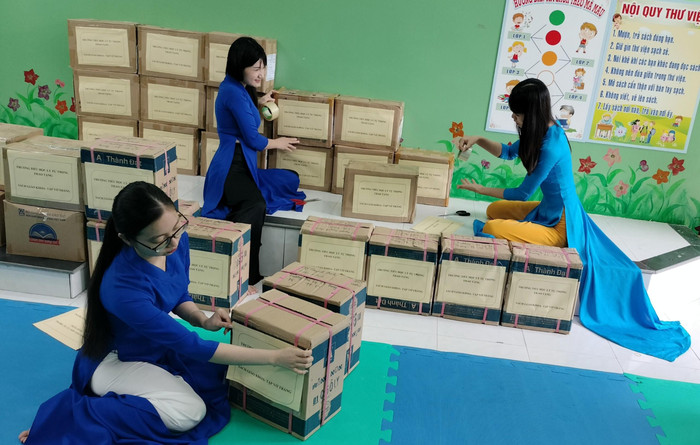 Các cô giáo đã hoàn thành đóng sách vở vào thùng gửi tặng học sinh khó khăn. Các cô giáo đã hoàn thành đóng sách vở vào thùng gửi tặng học sinh khó khăn.