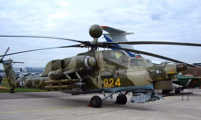 Vũ khí chủ yếu của MI-28N là 16 tên lửa siêu âm 9M120 Ataka-V dẫn bằng lệnh vô tuyến, có khả năng chống nhiễu cao với tầm bắn lên tới 8km. Tên lửa có thể phá hủy các loại vỏ giáp xe tăng, xe bọc thép, kể cả vỏ giáp phản ứng nổ với độ dày bọc thép lớn.