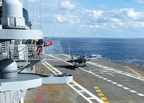 Tiêm kích MiG-29KUB cất hạ cánh thành công trên tàu sân bay Vikramaditya của Ấn Độ.