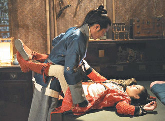 Cảnh nhạy cảm của Từ Hy Viên và Cổ Thiên Lạc trong Cẩu Linh Linh mật thám đại nội