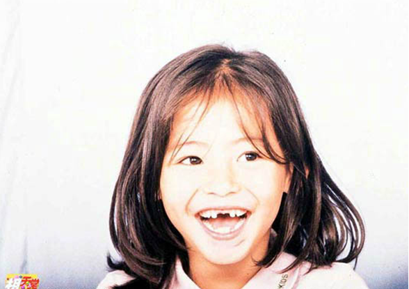 Hình ảnh tuổi thơ "rằng sún" đáng yêu của mỹ nữ họ Trương Hình ảnh tuổi thơ "rằng sún" đáng yêu của mỹ nữ họ Trương