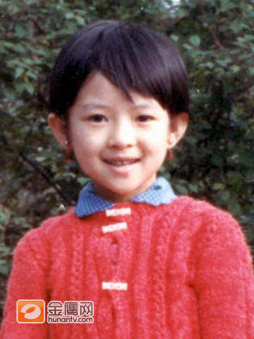 Khuôn mặt thanh tú, đôi mắt sáng không có gì thay đổi khi trưởng thành. Khuôn mặt thanh tú, đôi mắt sáng không có gì thay đổi khi trưởng thành.