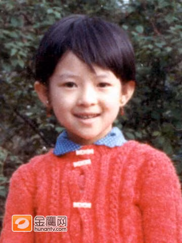 Khuôn mặt thanh tú, đôi mắt sáng không có gì thay đổi khi trưởng thành. Khuôn mặt thanh tú, đôi mắt sáng không có gì thay đổi khi trưởng thành.