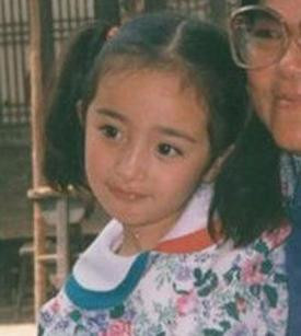 Còn nhỏ nhưng đã biết điệu đà làm dáng Còn nhỏ nhưng đã biết điệu đà làm dáng