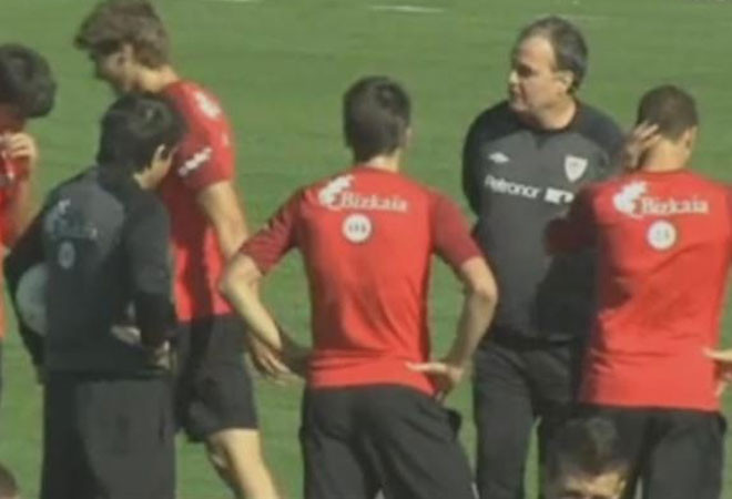 HLV Bielsa cãi nhau với Llorente. HLV Bielsa cãi nhau với Llorente.