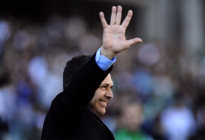 HLV Joaquin Caparros trở lại Betis và được các CĐV chào đón nồng nhiệt.