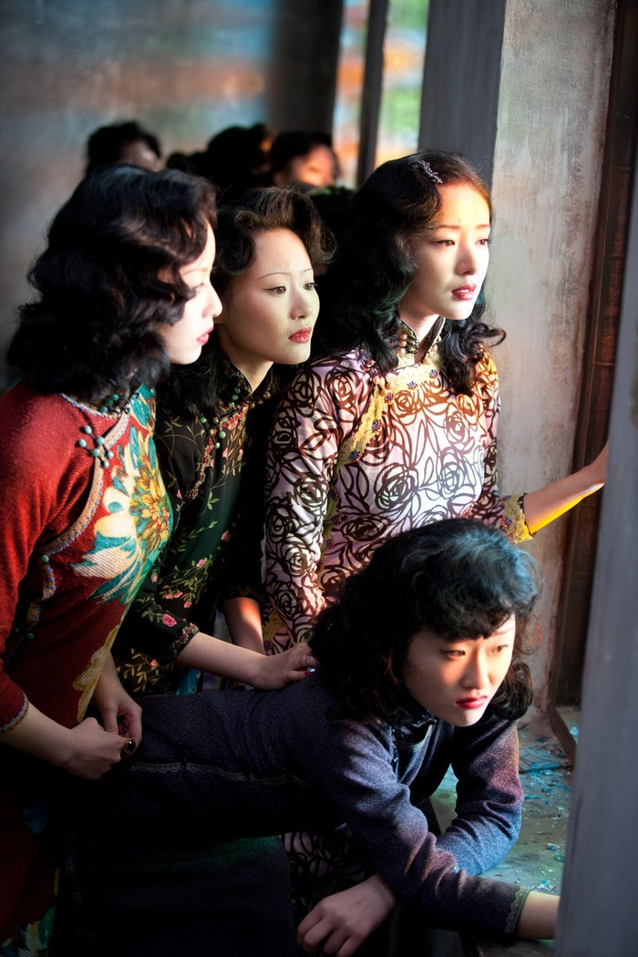 Kim lăng thập tam thoa là bộ phim nói về vụ thảm sát Nam Kinh năm 1937 ở Trung Quốc. Trong một nhà thờ chưa bị chiếm đóng, các nữ sinh, kỹ nữ, binh lính, thương binh và một người nước ngoài cùng lánh nạn. Khi quân Nhật phát hiện trong nhà thờ có nữ sinh, họ yêu cầu các nữ sinh đến biểu diễn văn nghệ. Không chịu nổi sự nhục mạ đó, các nữ sinh quyết định tự tử tập thể nhưng được cô kỹ nữ Ngọc Mặc cứu sống. Cuối cùng, 13 kỹ nữ gan dạ quyết định hóa thân thành các em nữ sinh lên đường tham dự buổi biểu diễn không hẹn ngày về. Kim lăng thập tam thoa là bộ phim nói về vụ thảm sát Nam Kinh năm 1937 ở Trung Quốc. Trong một nhà thờ chưa bị chiếm đóng, các nữ sinh, kỹ nữ, binh lính, thương binh và một người nước ngoài cùng lánh nạn. Khi quân Nhật phát hiện trong nhà thờ có nữ sinh, họ yêu cầu các nữ sinh đến biểu diễn văn nghệ. Không chịu nổi sự nhục mạ đó, các nữ sinh quyết định tự tử tập thể nhưng được cô kỹ nữ Ngọc Mặc cứu sống. Cuối cùng, 13 kỹ nữ gan dạ quyết định hóa thân thành các em nữ sinh lên đường tham dự buổi biểu diễn không hẹn ngày về.