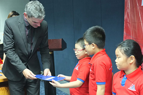 Trung tâm Anh ngữ American Academy (AMA) vừa trao chứng chỉ cho 26 em học sinh cấp tiểu học đạt điểm tuyệt đối khi thi các chứng chỉ Starters, Movers, Flyers của Hội Đồng Khảo Thí Tiếng Anh Trường Đại Học Cambridge (Cambridge ESOL).Đây là những học sinh đã miệt mài học Anh ngữ tại Trung tâm AMA với sự giúp sức của 100% giáo viên bản ngữ. Trung tâm Anh ngữ American Academy (AMA) vừa trao chứng chỉ cho 26 em học sinh cấp tiểu học đạt điểm tuyệt đối khi thi các chứng chỉ Starters, Movers, Flyers của Hội Đồng Khảo Thí Tiếng Anh Trường Đại Học Cambridge (Cambridge ESOL).Đây là những học sinh đã miệt mài học Anh ngữ tại Trung tâm AMA với sự giúp sức của 100% giáo viên bản ngữ.