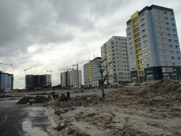 Nhiều tòa nhà khu B - KTX ĐHQG TP.HCM đang trong quá trình xây dựng nhưng đã cho SV vào ở. >>ĐH Quốc Gia TPHCM trả lời vụ đuổi sinh viên khỏi ký túc xá >>Xúc động hình ảnh chú lính chì Thiện Nhân vào lớp 1 >>Gặp cô giáo 9X siêu cute trong ngày khai giảng trường Ams Xúc động clip học sinh khiếm thính hát quốc ca bằng tay