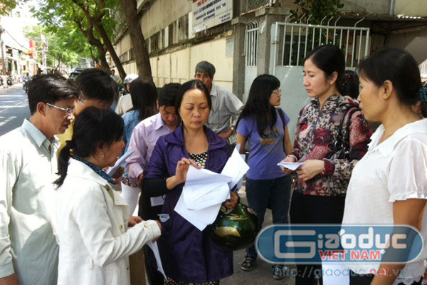 Những phụ huynh đã tập hợp nhau lại để đề nghị nhà trường giải thích vì sao con họ được số điểm rất cao nhưng vẫn trượt, đa phần ở mức điểm 25-26 điểm. >>NHỮNG NGƯỜI NỔI TIẾNG TỪNG TRƯỢT ĐẠI HỌC