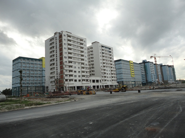 Từ năm học 2012-2013, ĐHQG TP.HCM sẽ đưa vào hoạt động các tuyến xe buýt trong làng đại học, đặc biệt là các tuyến xe buýt đi từ khu B ký túc xá đến các trường thành viên ĐHQG TP.HCM. >>ĐH Quốc Gia TPHCM trả lời vụ đuổi sinh viên khỏi ký túc xá >>Xúc động hình ảnh chú lính chì Thiện Nhân vào lớp 1 >>Gặp cô giáo 9X siêu cute trong ngày khai giảng trường Ams Xúc động clip học sinh khiếm thính hát quốc ca bằng tay