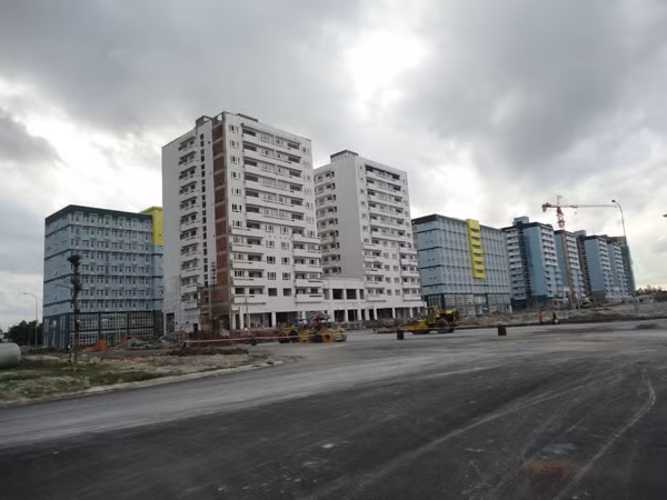 Từ năm học 2012-2013, ĐHQG TP.HCM sẽ đưa vào hoạt động các tuyến xe buýt trong làng đại học, đặc biệt là các tuyến xe buýt đi từ khu B ký túc xá đến các trường thành viên ĐHQG TP.HCM. >>ĐH Quốc Gia TPHCM trả lời vụ đuổi sinh viên khỏi ký túc xá >>Xúc động hình ảnh chú lính chì Thiện Nhân vào lớp 1 >>Gặp cô giáo 9X siêu cute trong ngày khai giảng trường Ams Xúc động clip học sinh khiếm thính hát quốc ca bằng tay