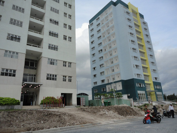 "Riêng vấn đề an ninh trật tự ở khu B thì chúng tôi đã hợp đồng thuê một lực lượng bảo vệ chuyên nghiệp để đảm bảo an toàn cho SV. Ngoài ra, ở các chốt canh tại các tuyến đường dẫn vào khu KTX luôn có đội ngũ bảo vệ trực 24/24" - ông Trần Thanh An, Giám đốc BLQ Ký túc xá trấn an sinh viên. >>ĐH Quốc Gia TPHCM trả lời vụ đuổi sinh viên khỏi ký túc xá >>Xúc động hình ảnh chú lính chì Thiện Nhân vào lớp 1 >>Gặp cô giáo 9X siêu cute trong ngày khai giảng trường Ams Xúc động clip học sinh khiếm thính hát quốc ca bằng tay