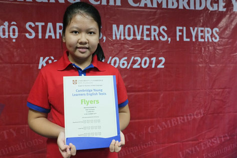 TP.HCM chỉ có 172 trường trong tổng số 492 trường (chiếm 39,9%) có chương trình dạy tiếng Anh tăng cường, do vậy, để được vào các lớp này, các em vẫn phải thi loại bằng môn tiếng Anh. TP.HCM chỉ có 172 trường trong tổng số 492 trường (chiếm 39,9%) có chương trình dạy tiếng Anh tăng cường, do vậy, để được vào các lớp này, các em vẫn phải thi loại bằng môn tiếng Anh.