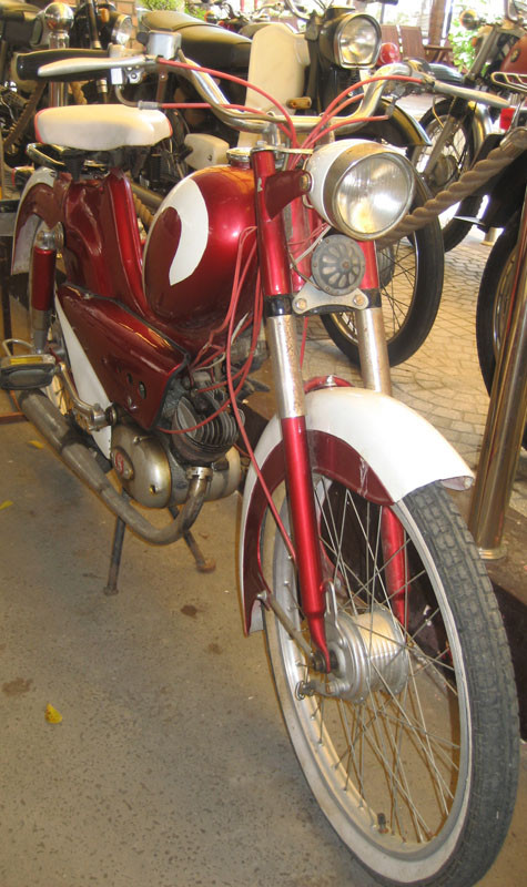 Ông Sonny Lâm, Tổng quản lý Câu lạc bộ mô tô, xe gắn máy cổ Hùng Cường (Thủ Đức) cho biết, hiện câu lạc bộ ông có tổng cộng hơn 200 xe cổ, trong đó nhiều chiếc có từ đầu thế kỉ 20. Nếu chiếu theo đúng quy định thì những chiếc xe này sẽ bị cấm đầu tiên.