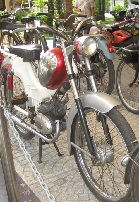 Tuy nhiên, quy định cấm đã làm cho nhiều nhà sưu tập “mất hứng” còn người yêu xe cổ lo lắng trong tương lai sẽ không còn dịp chứng kiến những chiếc xe máy cổ “tung tăng” giữa đường phố Sài Gòn.