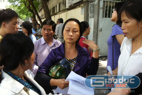 Nhiều phụ huynh bức xúc vì cho đến phút chót, họ mới biết có tới 120 chỉ tiêu tuyển thẳng và chính sách trong tổng số 300 chỉ tiêu đào tạo theo ngân sách. Nếu biết trước điều này, họ sẽ không cho con thi vào trường ĐH này. >>NHỮNG NGƯỜI NỔI TIẾNG TỪNG TRƯỢT ĐẠI HỌC