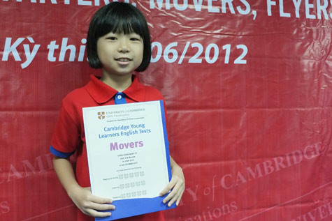 Theo Hội Đồng khảo thí Đại học Cambridge tại Việt Nam (CambridgeESOL), đợt thi tháng 3 và tháng 5/2011, có 1.039 HS tiểu học tham gia kỳ thi tiếng Anh của ĐH Cambridge. Số khiên trung bình đạt được trong hai đợt thi này là 10.61 (trong khi số khiên trung bình khu vực châu Á là 10.3). Điều đáng chú ý là những HS tham gia kỳ thi này chủ yếu là ở các vùng xa trung tâm của thành phố. Theo Hội Đồng khảo thí Đại học Cambridge tại Việt Nam (CambridgeESOL), đợt thi tháng 3 và tháng 5/2011, có 1.039 HS tiểu học tham gia kỳ thi tiếng Anh của ĐH Cambridge. Số khiên trung bình đạt được trong hai đợt thi này là 10.61 (trong khi số khiên trung bình khu vực châu Á là 10.3). Điều đáng chú ý là những HS tham gia kỳ thi này chủ yếu là ở các vùng xa trung tâm của thành phố.