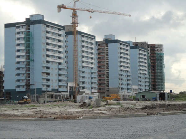 Khu KTX này còn đang trong giai đoạn hoàn thành nên phòng ốc còn rất bừa bộn, mấy ngày nay tụi em đang lo quét dọn cho sạch sẽ - SV Ngô Quang Luận, cho biết. >>ĐH Quốc Gia TPHCM trả lời vụ đuổi sinh viên khỏi ký túc xá >>Xúc động hình ảnh chú lính chì Thiện Nhân vào lớp 1 >>Gặp cô giáo 9X siêu cute trong ngày khai giảng trường Ams Xúc động clip học sinh khiếm thính hát quốc ca bằng tay