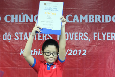 Với nhiều bậc cha mẹ ở TP.HCM, lấy chứng chỉ Anh ngữ quốc tế ngay từ tiểu học là một trong những ưu tiên hàng đầu dù phải bỏ ra khoản tiền không nhỏ. Tiếng Anh rất quan trọng đối với cuộc đời các em sau này. Với nhiều bậc cha mẹ ở TP.HCM, lấy chứng chỉ Anh ngữ quốc tế ngay từ tiểu học là một trong những ưu tiên hàng đầu dù phải bỏ ra khoản tiền không nhỏ. Tiếng Anh rất quan trọng đối với cuộc đời các em sau này.